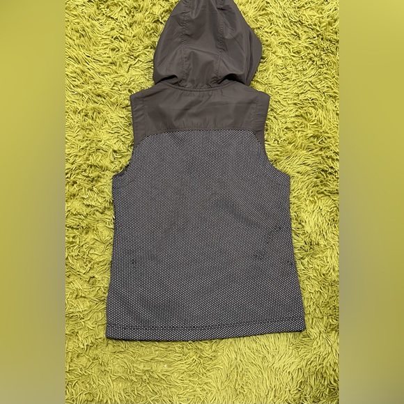 Authentic Kavu vest. Women’s size small. Small stain on back shown in pic 3 - Picture 3 of 3